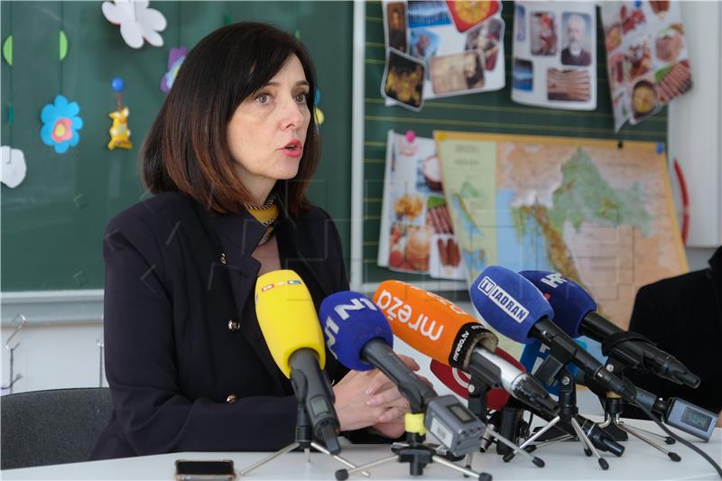 Minister says school in Croatia functioning