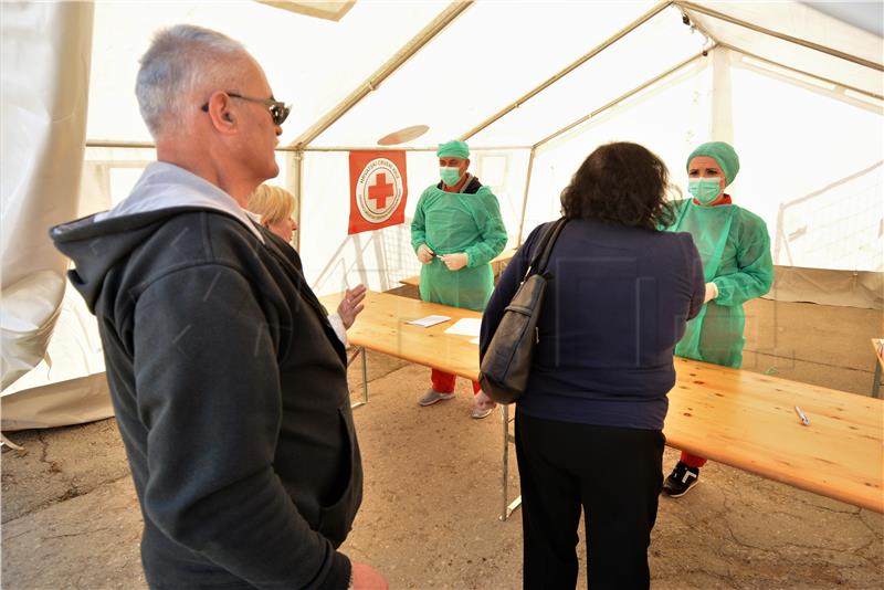 Postavljen trijažni šator na ulazu u krugu Opće bolnice Karlovac