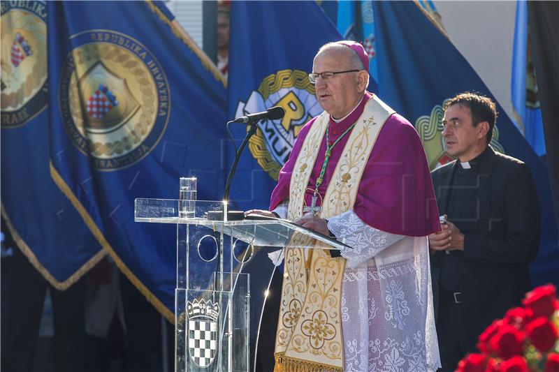 Vojni ordinarij mons. Bogdan obišao kamp i šatore ispred KB Dubrava