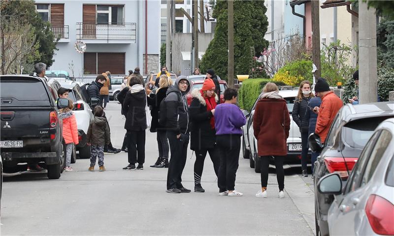 Građani spred svojih kuća zbog potresa