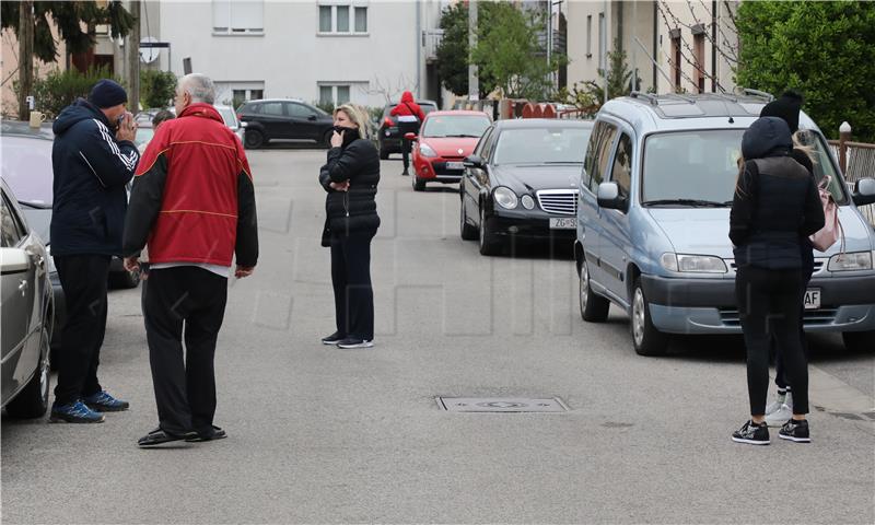 Građani spred svojih kuća zbog potresa