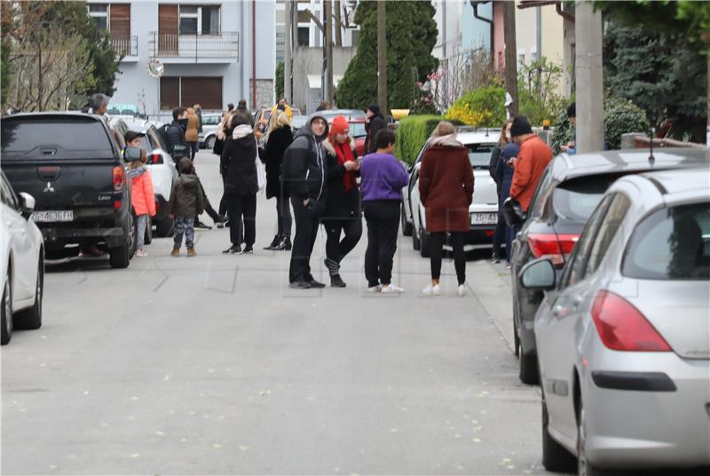 Građani spred svojih kuća zbog potresa