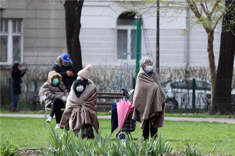 Ljudi na ulicama u strahu od novog potresa