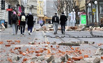 Ljudi na ulicama u strahu od novog potresa