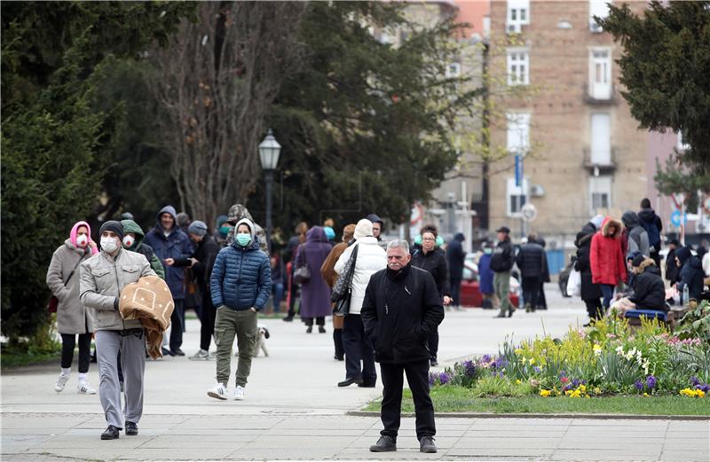 Ljudi na ulicama u strahu od novog potresa