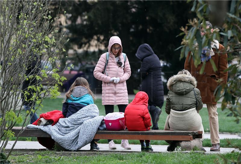 Ljudi na ulicama u strahu od novog potresa