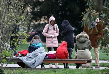 Ljudi na ulicama u strahu od novog potresa