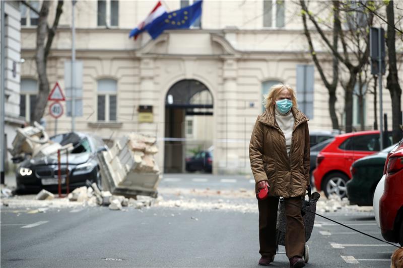 Srušeni tornjevi zgrade Kolmar na Trgu bana Jelačića