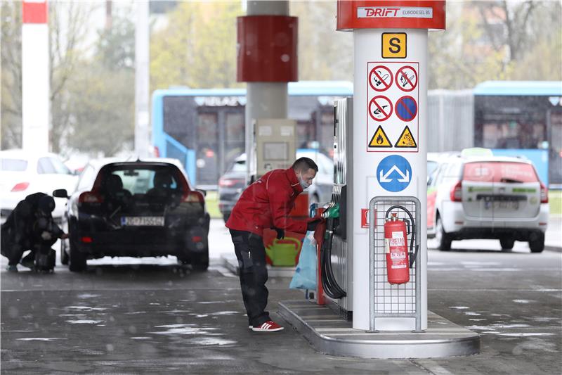 Stožera civilne zaštite: Na benzinskim postajama samo gorivo i naftne prerađevine