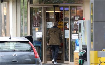 Stožera civilne zaštite: Na benzinskim postajama samo gorivo i naftne prerađevine