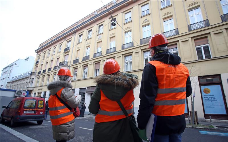 Građevinski inspektori pregledavaju oštećenja na objektima u centru Zagreba 