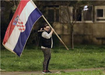 Brojni građani zapjevali "Moja domovina" i zapljeskali svim hitnim službama