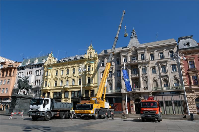 Čišćenje oštećenja na Jelačićevom trgu