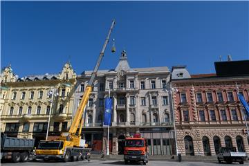 Čišćenje oštećenja na Jelačićevom trgu