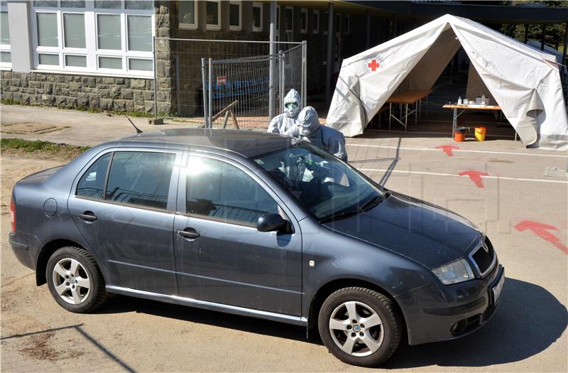 I u karlovačkoj bolnici bris za testiranje na COVID-19 iz automobila pacijenta