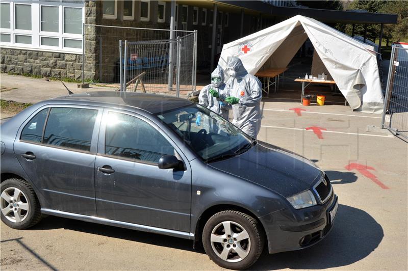 I u karlovačkoj bolnici bris za testiranje na COVID-19 iz automobila pacijenta