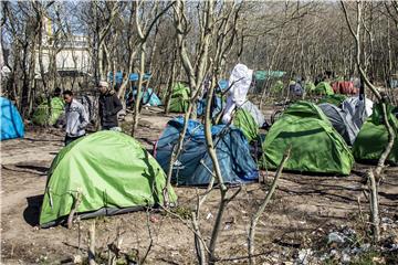 Počinje evakuacija migrantskih kampova u Calaisu zbog koronavirusa