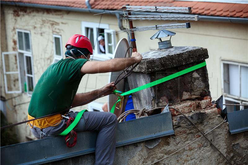 Alpinisti volonteri na krovovima u centru Zagreba