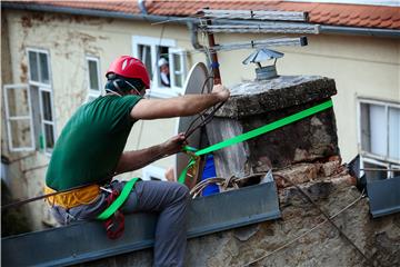 Alpinisti volonteri na krovovima u centru Zagreba