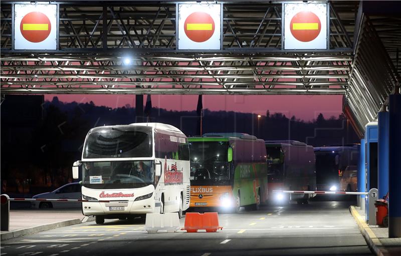 Pet autobusa s hrvatskim državljanima iz Insbrucka stiglo na Breganu