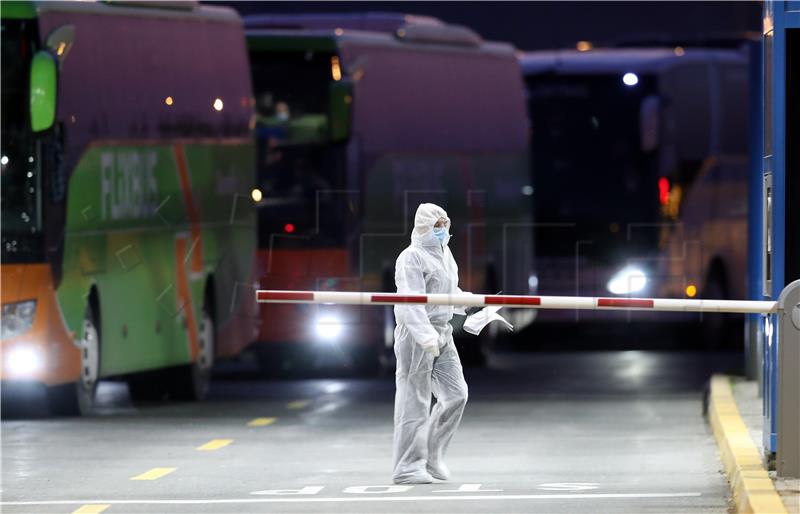 Pet autobusa s hrvatskim državljanima iz Insbrucka stiglo na Breganu