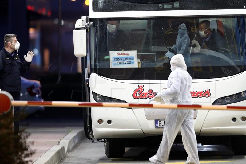 Pet autobusa s hrvatskim državljanima iz Insbrucka stiglo na Breganu