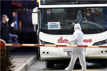 Pet autobusa s hrvatskim državljanima iz Insbrucka stiglo na Breganu