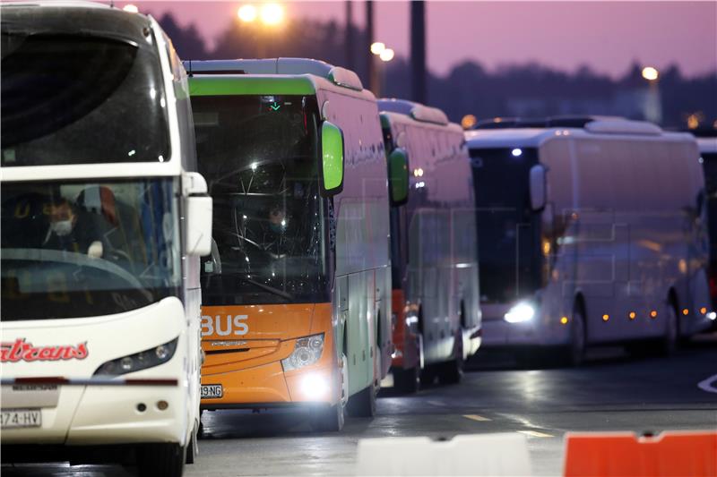 Pet autobusa s hrvatskim državljanima iz Insbrucka stiglo na Breganu