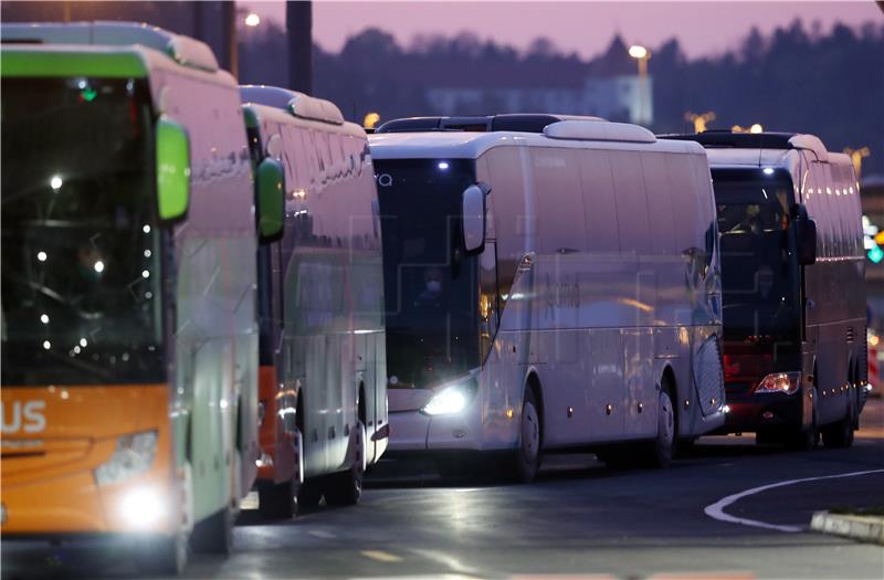 Pet autobusa s hrvatskim državljanima iz Insbrucka stiglo na Breganu