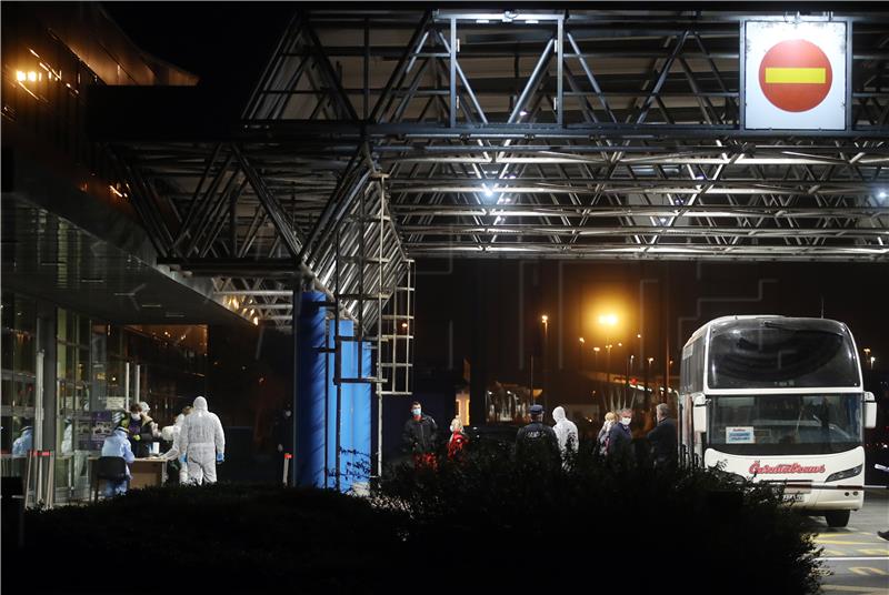 Pet autobusa s hrvatskim državljanima iz Insbrucka stiglo na Breganu