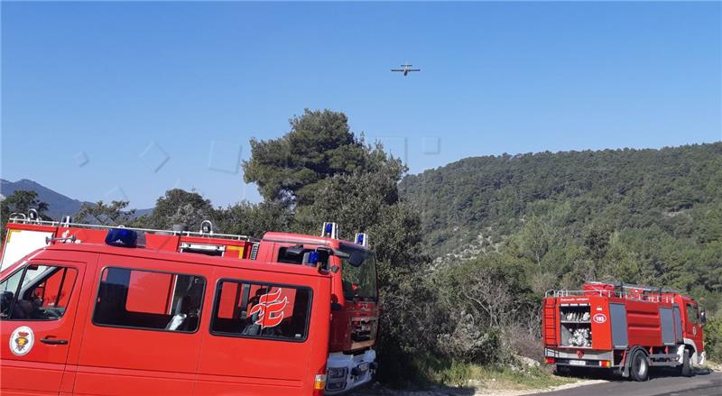 Požar na Korčuli ponovno gase dva kanadera