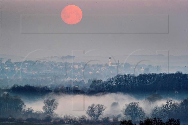 POLAND ENVIRONMENT POLLUTION SMOG SUNRISE