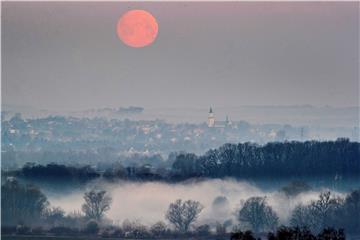 POLAND ENVIRONMENT POLLUTION SMOG SUNRISE