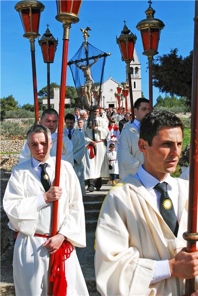 Procesija Za Križen ove godine s desetero ljudi