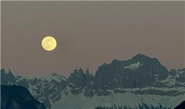 ITALY NATURE SUPER PINK MOON