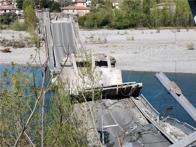 Srušio se most na talijanskoj cesti, jedna osoba ozlijeđena 