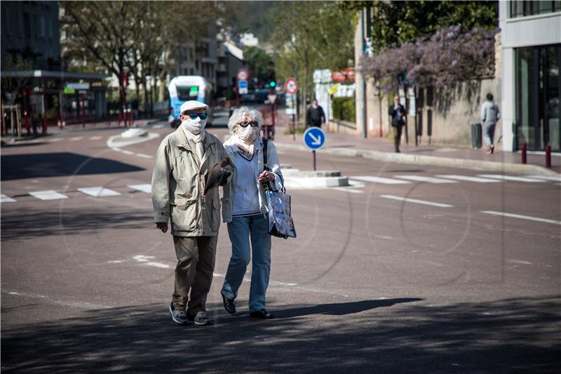 U Francuskoj su ograničenja usporila širenje Covida-19 no još se neće ukidati 