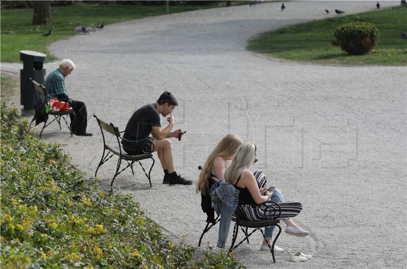 Sve više ljudi u parkovima