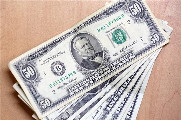 Dolar oslabio nakon novih monetarnih mjera američkog Feda