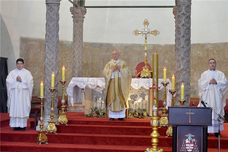 Uskrsna misa u praznoj zadarskoj katedrali sv. Stošije