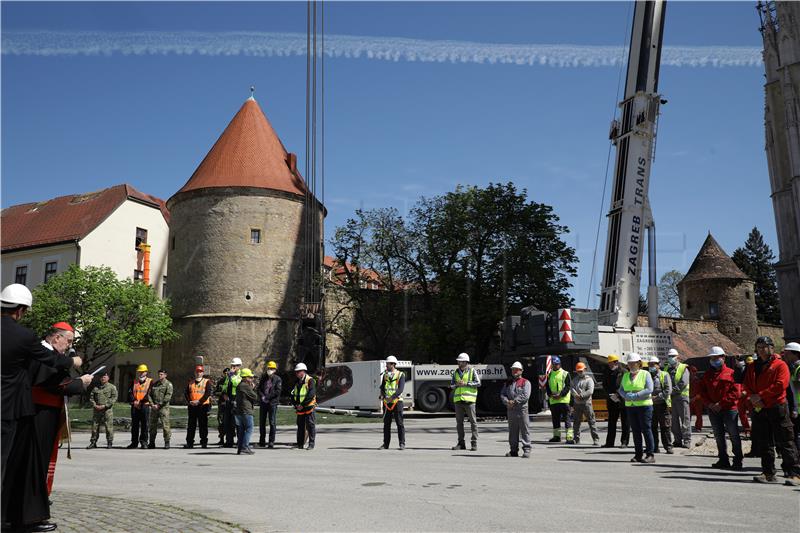 Blagoslov kardinala radnicima katedrale