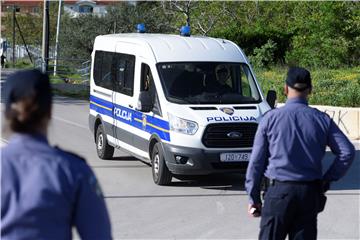 Od dvojice pijanih prvi vrijeđao policajce, drugi nezakonito držao pušku i pištolj