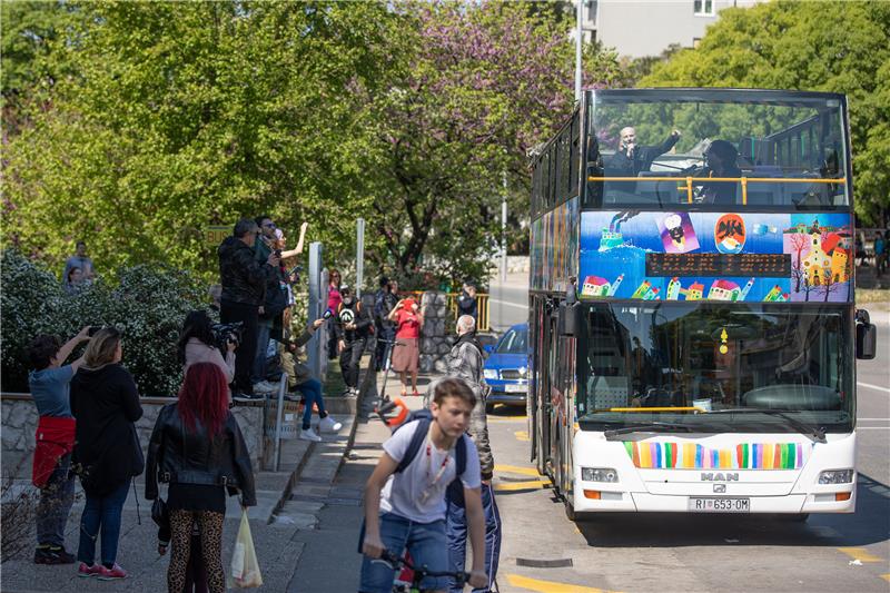 Mini turneja Damira Urbana riječkim četvrtima s kata turističkog autobusa