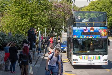 Mini turneja Damira Urbana riječkim četvrtima s kata turističkog autobusa