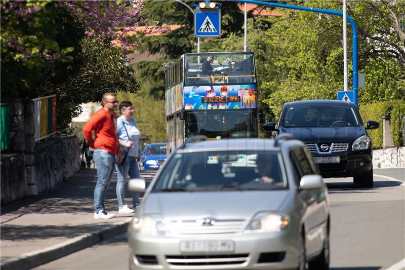 Mini turneja Damira Urbana riječkim četvrtima s kata turističkog autobusa