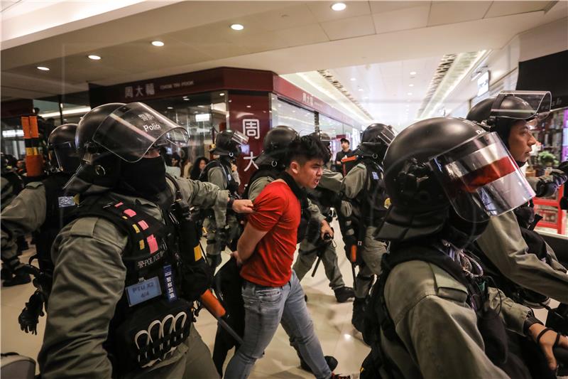 Hong Kong: policija uhitila prodemokratske aktiviste