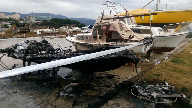 U lučici Kaštel Kambelovca izgorio gliser, nagorjele brodice