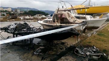 U lučici Kaštel Kambelovca izgorio gliser, nagorjele brodice