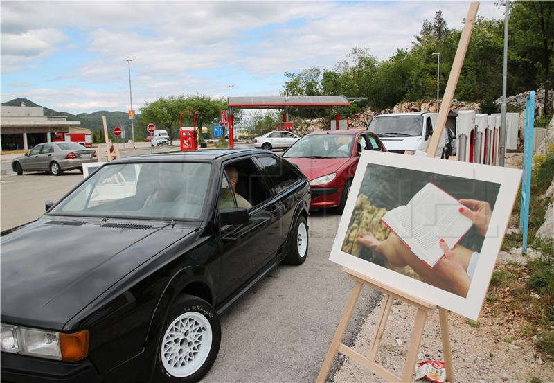  Pisac i fotograf Jure Divić postavio "drive-in“ izložbu fotografija