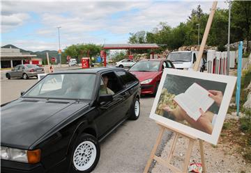  Pisac i fotograf Jure Divić postavio "drive-in“ izložbu fotografija